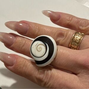 Large vintage shell ring with unique design size 9